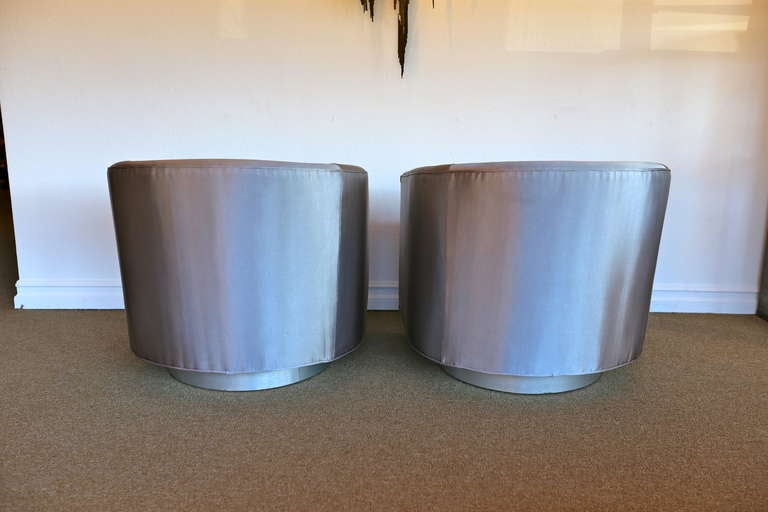 Late 20th Century Pair of Silver Swivel Lounge Chairs by Milo Baughman