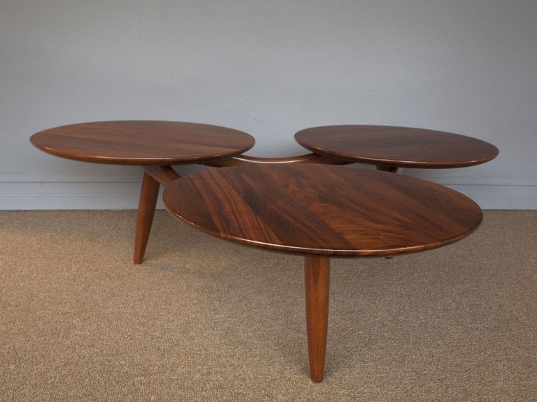 Américain Table basse en noyer massif Att : Greta Grossman