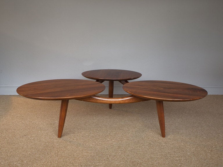 Noyer Table basse en noyer massif Att : Greta Grossman