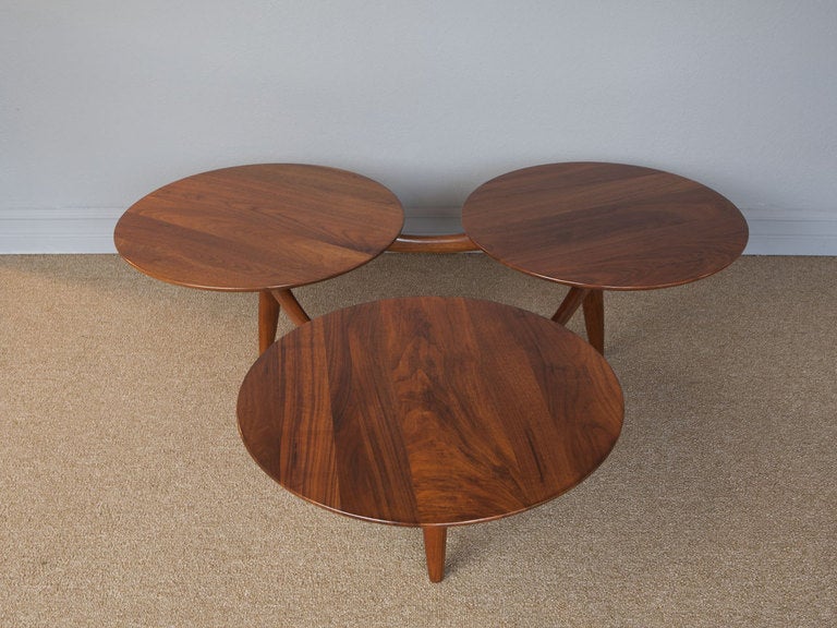 Table basse en noyer massif attribuée à GRETA GROSSMAN.
