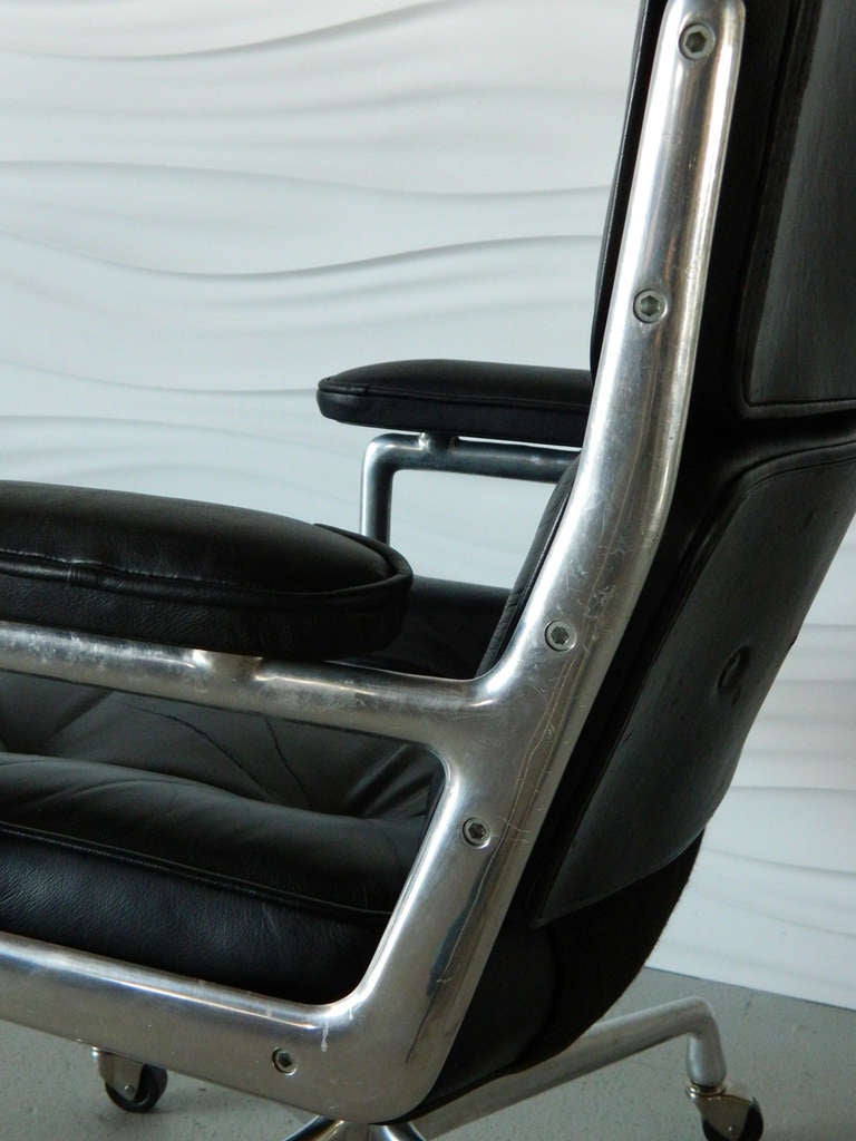 Charles Eames Time Life Executive Chair In Good Condition In Baltimore, MD