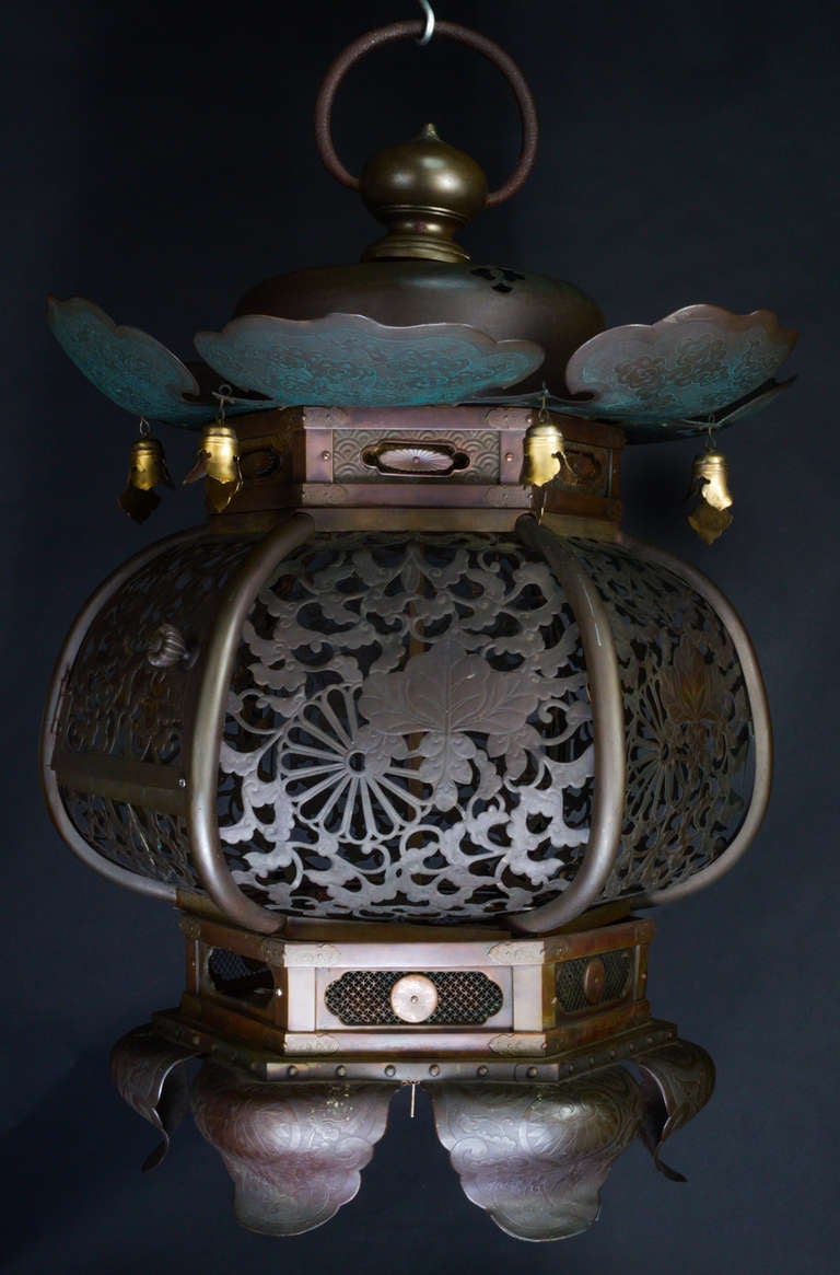 A Large & Spectacular Antique Chinese Bronze Pagoda Form Lantern Chandelier In Good Condition For Sale In New York, NY