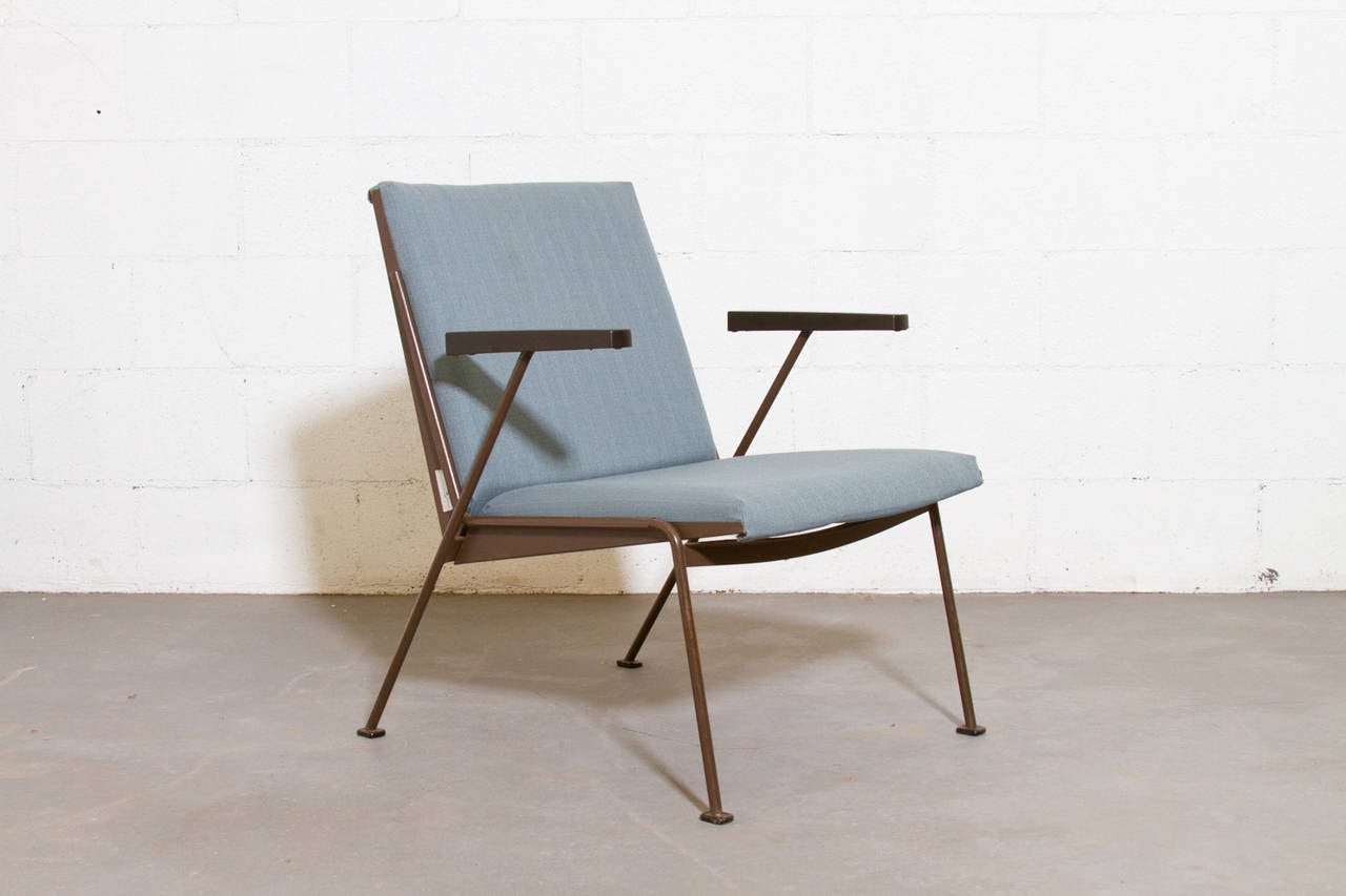 Ahrend de Cirkel Oase 1407 Chair by Wm. Rietveld with a Minimal Industrial Brown/Grey Enameled Frame with Black Bakelite Arm Rests. Newly Upholstered in Blue Delft Fabric. Frame in Original Condition with Some Wear Consistent with Age and Use.