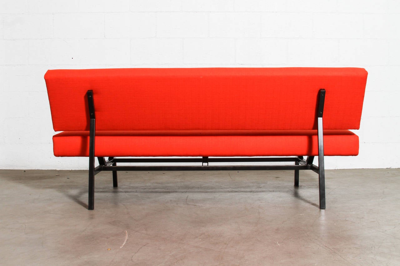 Streamline-Sofa in Flammenrot mit schwarzem Rahmen im Martin Visser-Stil aus der Mitte des Jahrhunderts (Gemalt) im Angebot