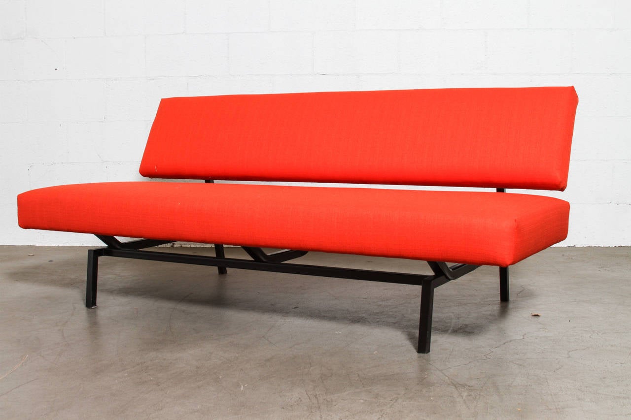 Armloses Mid-Century Martin Visser zugeschriebenes Streamline Sofa von 't Spectrum neu gepolstert in leuchtendem Rot. Das Sofa hat einen schwarz lackierten Metallrahmen und ist leicht und mühelos zu sitzen. Ein perfekter Farbakzent in einem