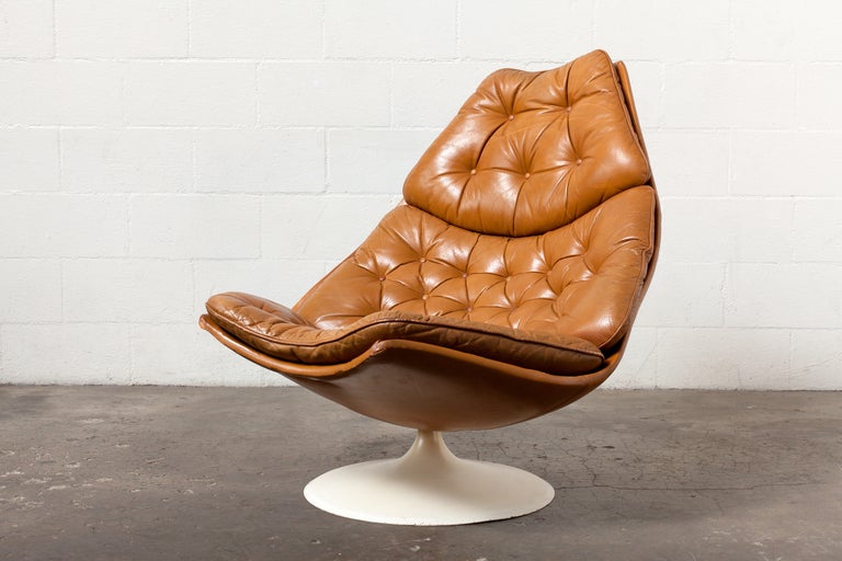 Amazing Mod Chair made in 1967 for Artifort. Original Caramel Leath Upholstery with Some Small Scratches and Tears. . White Saarinen Style Base