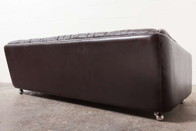 Artifort Brown Tufted Leather Rolling Sofa In Fair Condition In Los Angeles, CA