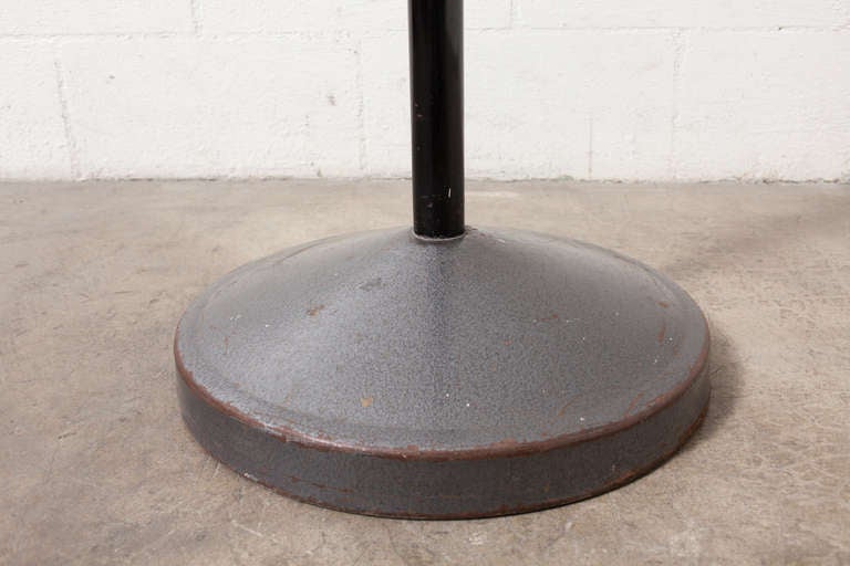 Art Deco Garderobenständer mit verchromtem Kreisel, schwarzem Stem und Eisenfuß im Zustand „Gut“ im Angebot in Los Angeles, CA
