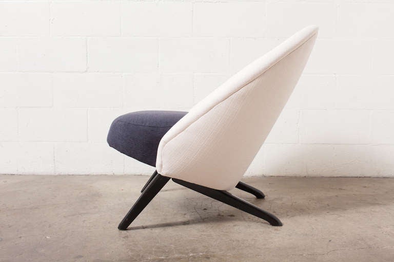 Mid-Century Modern Theo Ruth for Artifort Lounge Chair In Navy and White