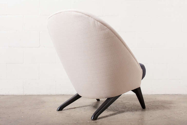 Theo Ruth for Artifort Lounge Chair In Navy and White In Good Condition In Los Angeles, CA