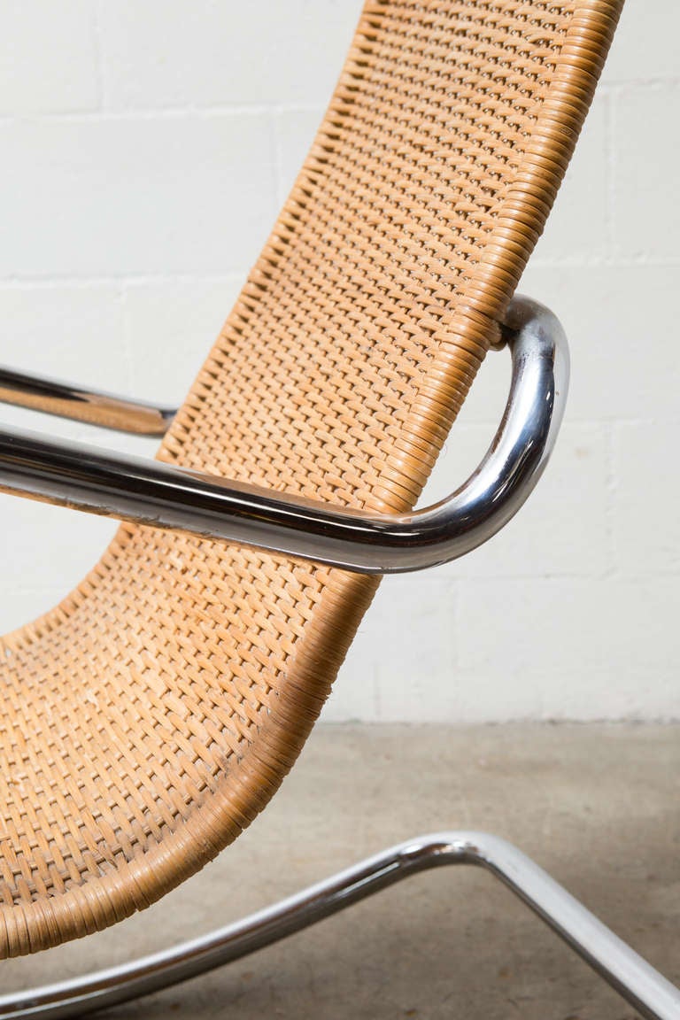 Chaise à bascule italienne en rotin et chrome 1