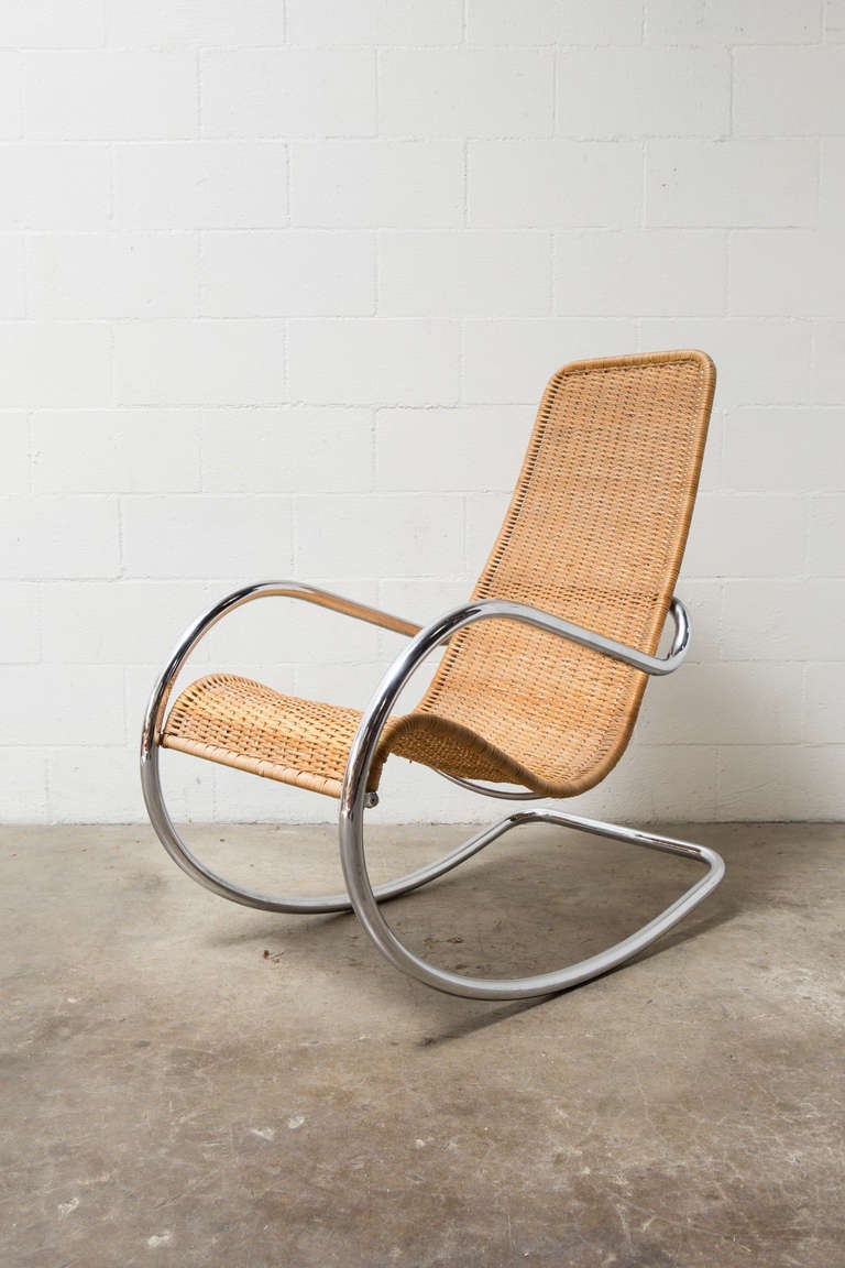 Cadre chromé cintré de style Thonet avec corps en rotin tressé.