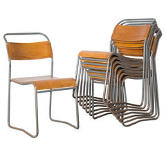 Satz von 8 stapelbaren Stühlen aus Metall und Sperrholz
