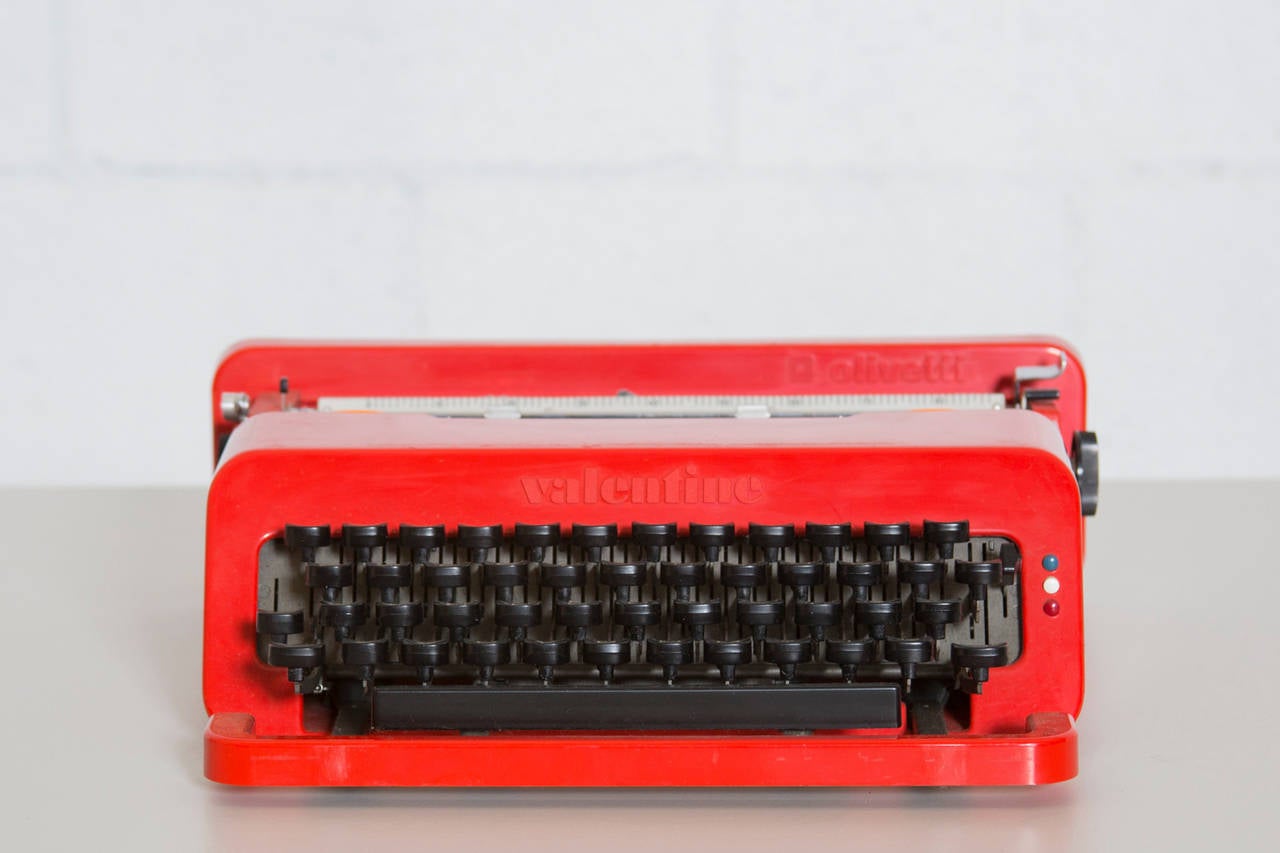 Olivetti Valentine Typewriter by Ettore Sottsass and Perry King, 1969 In Good Condition In Los Angeles, CA