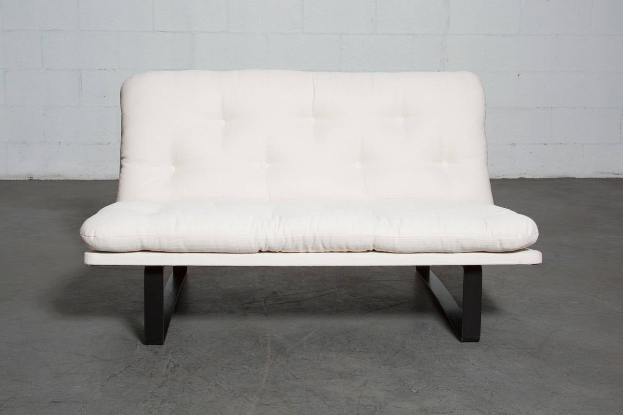 Newly upholstered little loveseat in white with newly enameled black metal frame. By Kho Liang Le for Artifort.
