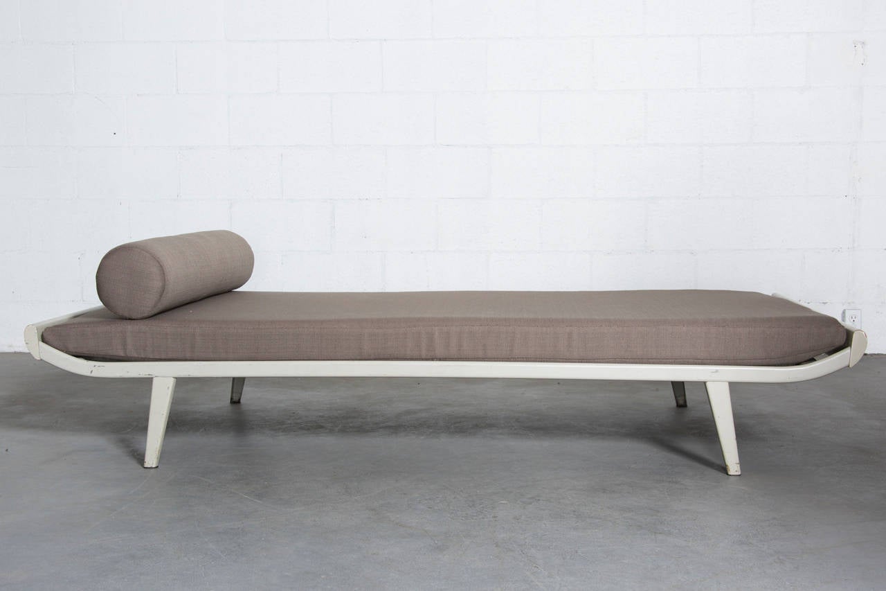1960s Cleopatra daybed by A.R. Cordemeijer for Auping with wood ends and enameled metal frame in dove grey with 