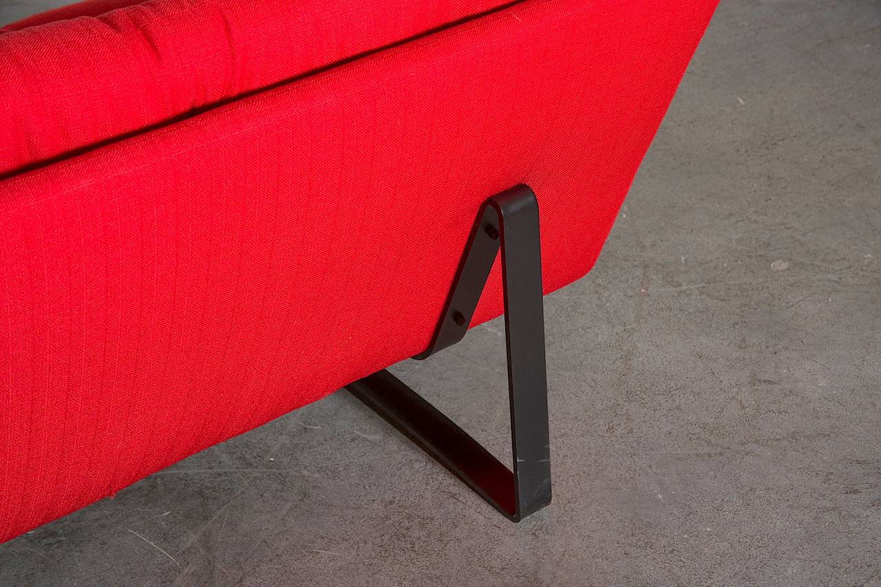 Upholstery Kho Liang le Tufted Red Upholstered 'Model 662' Sofa for Artifort w/ Black Frame For Sale
