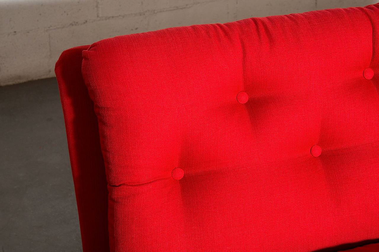 Kho Liang le Tufted Red Upholstered 'Model 662' Sofa for Artifort w/ Black Frame In Good Condition For Sale In Los Angeles, CA