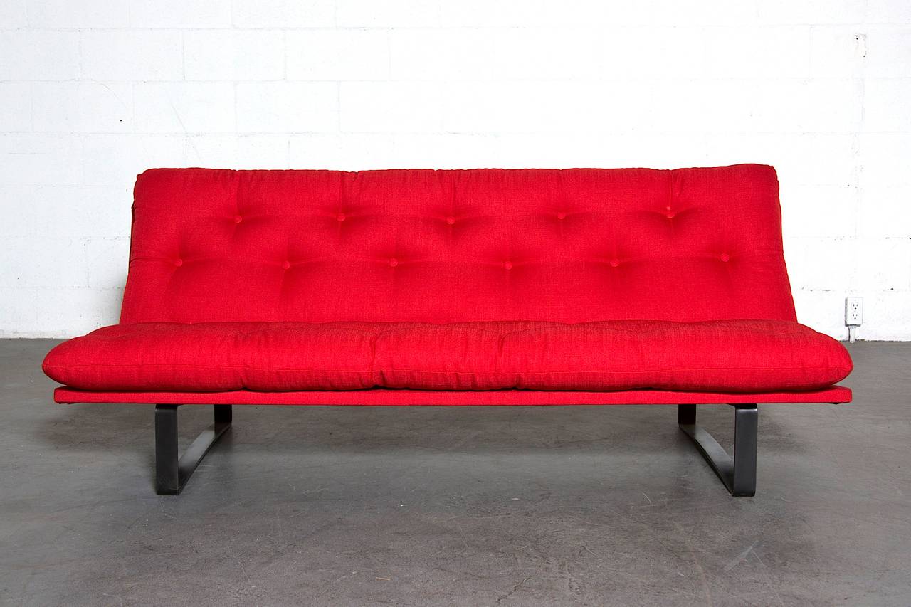 Erstaunlich, Mid-Century, niedrig und verstohlen, dekorativ getuftet drei Sitz Sofa von Kho Liang ie für Artifort Holland entworfen. Kho Liang Ie wurde 1927 in Magelang, Niederländisch-Ostindien, geboren. Nach der Unabhängigkeit Indonesiens im Jahr