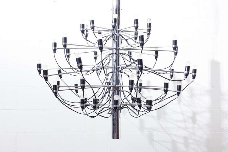 Italiano Iconico e originale lampadario cromato a 50 lampadine di Gino Sarfatti 