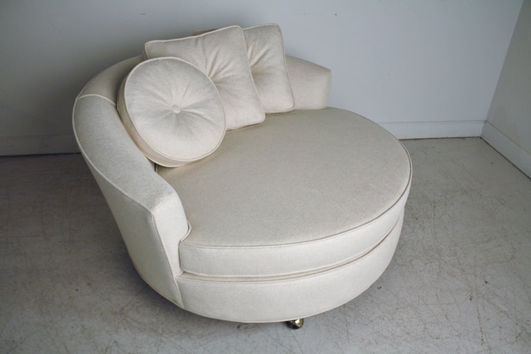 Oversized Round Lounge Chair In Excellent Condition In Chicago, IL