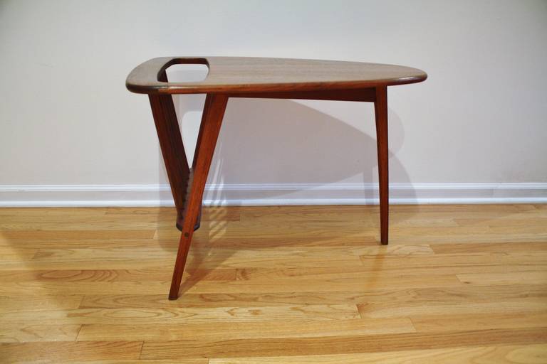 Mid-Century Danish Modern Magazine Table In Excellent Condition In Chicago, IL