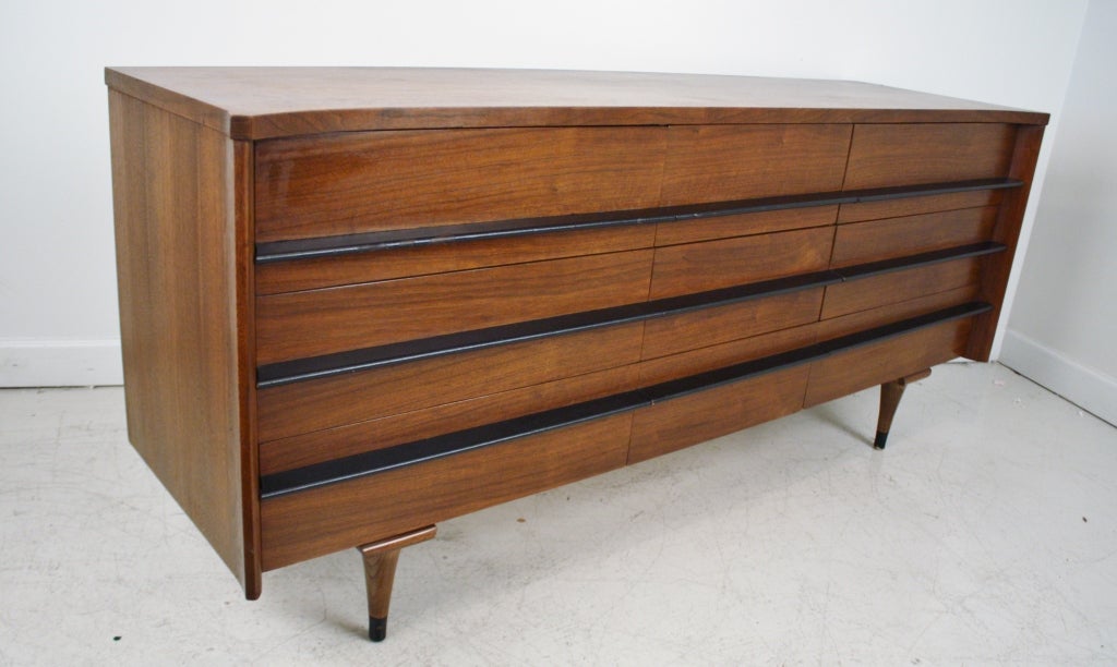 Mid-20th Century Mid Century Modern 9- Drawer Dresser