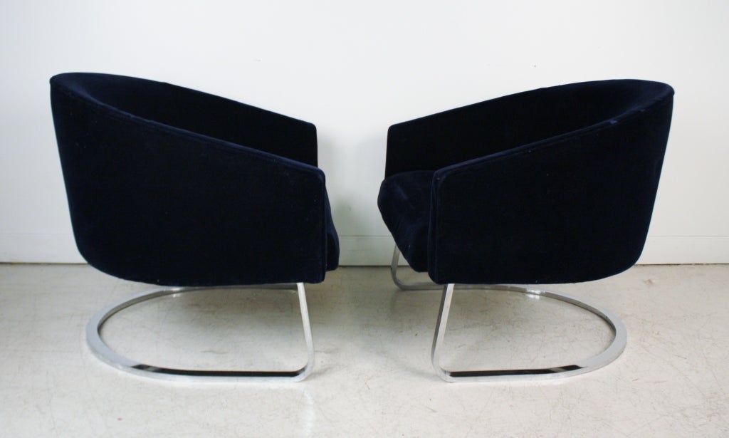 Pair of Wide Barrel Chairs on Chrome Sled Legs In Excellent Condition In Chicago, IL