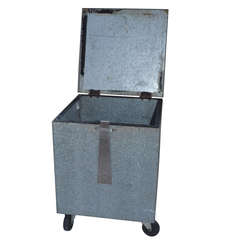 Galvanized Steel Bin with Lid on Wheels