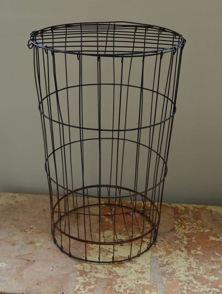 Vintage Wire Basket with lid In Good Condition In Madison, WI