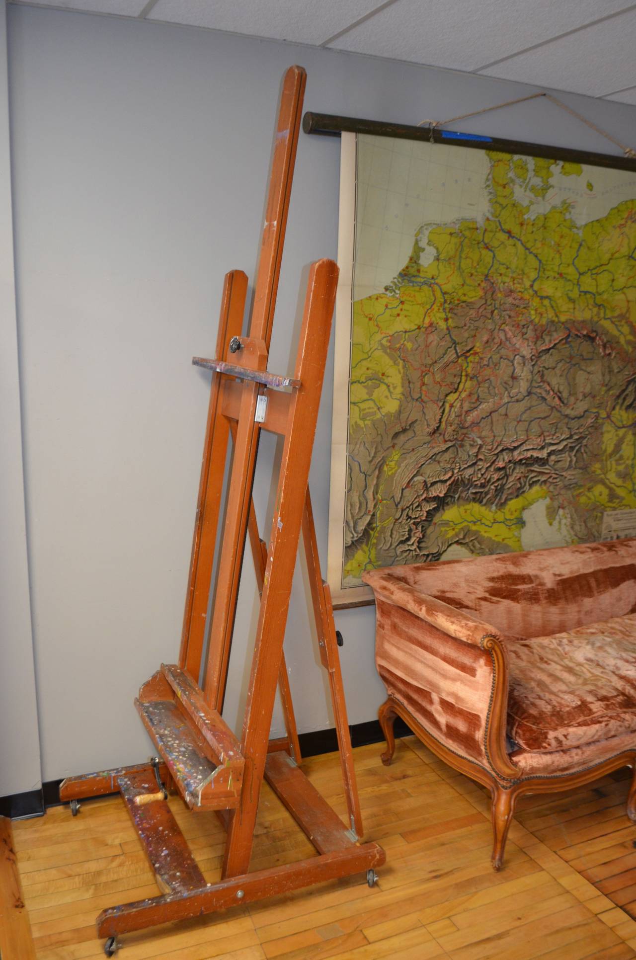 20th Century Artist's Easel in H-style, Ideal for Displaying Flatscreen TV