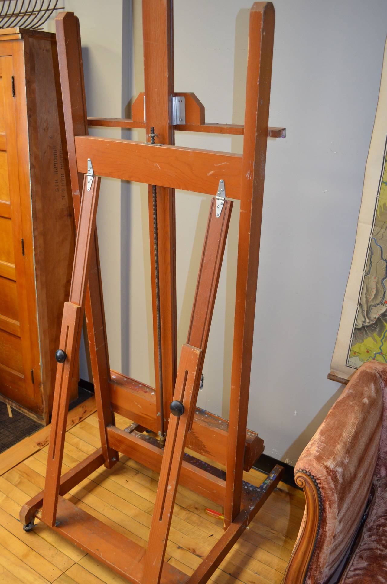 Wood Artist's Easel in H-style, Ideal for Displaying Flatscreen TV