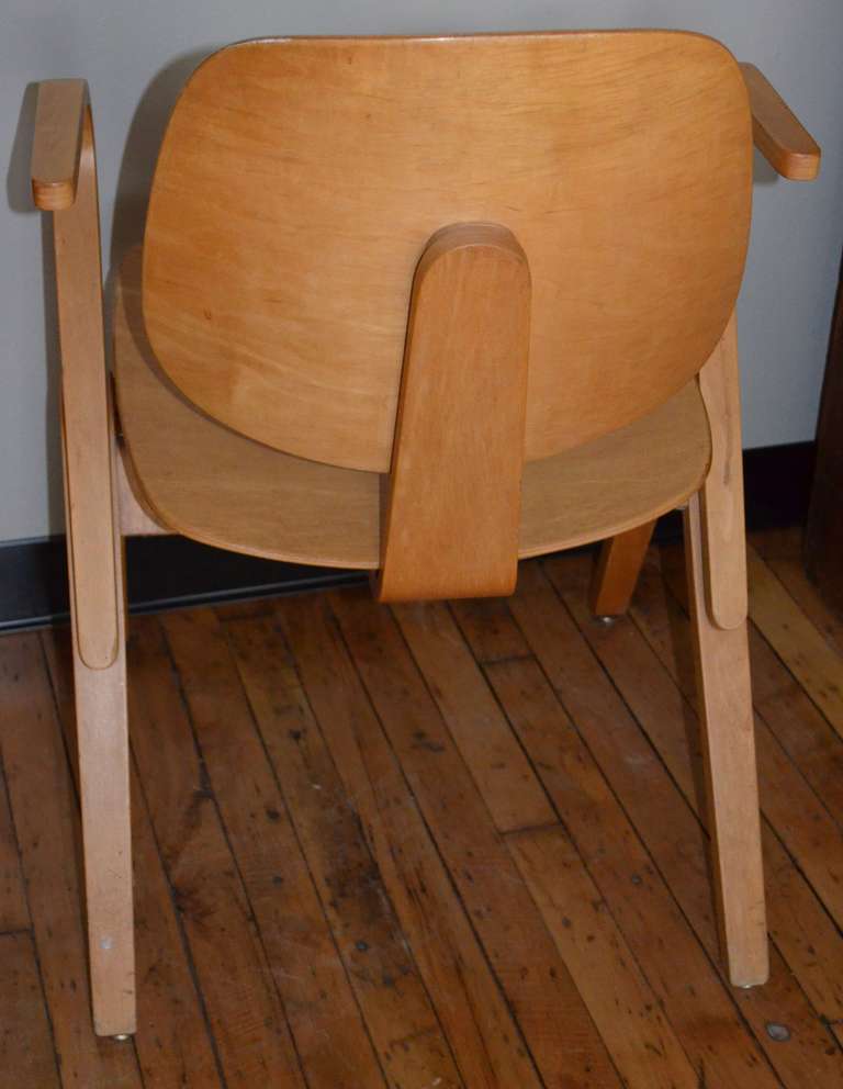 Mid-Century Modern Armchair with Shaped Plywood Seat and Back In Good Condition In Madison, WI