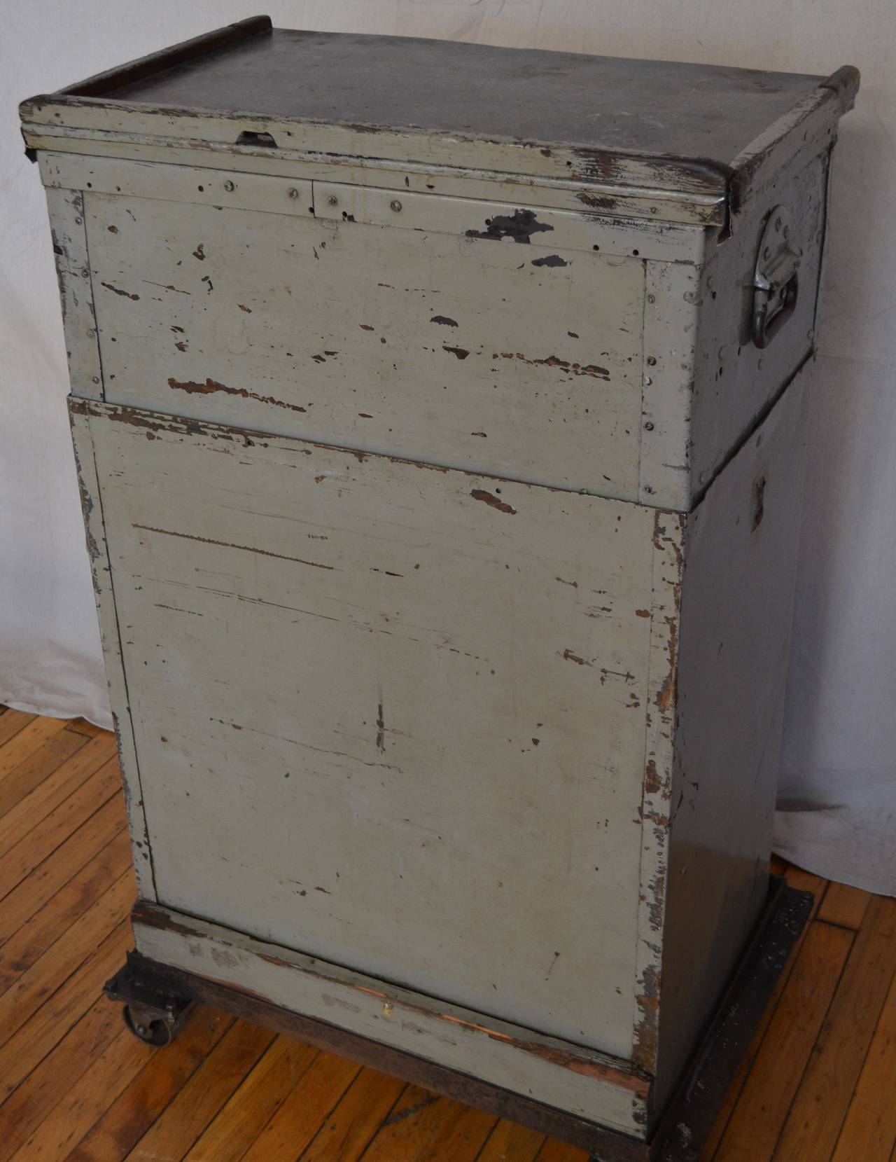 Industrial Machinist's Tool and Storage Chest on Wheels In Good Condition In Madison, WI
