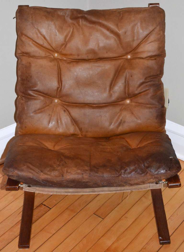 Silla danesa moderna de cuero Siesta, diseñada por Ingmar Relling y distribuida por Westnofa de Noruega, con armazón de madera curvada y cojín de cuero. El respaldo de lona se ha vuelto a entorchar. La estructura está en excelentes condiciones, el