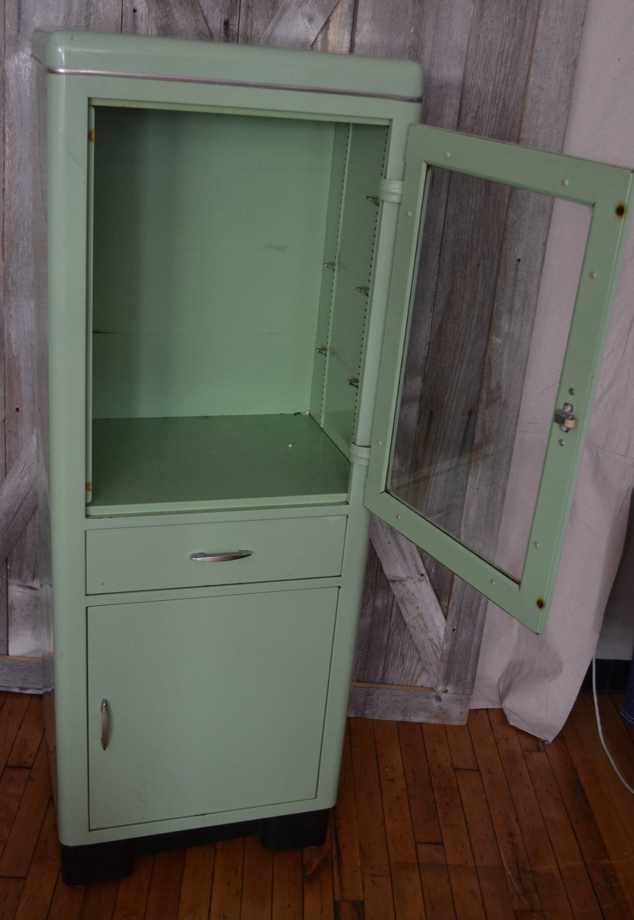 Mid Century Dental Medical Cabinet in Jadeite Green Enamel with Chrome In Excellent Condition In Madison, WI