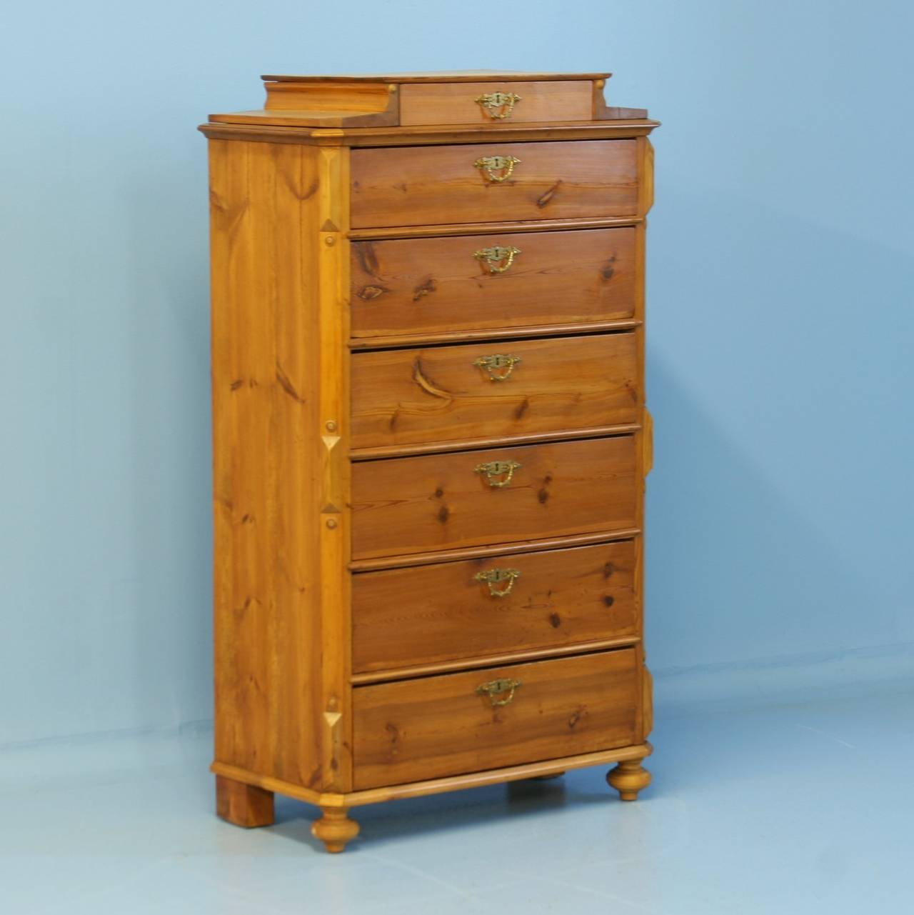 This pine chest of drawers or 