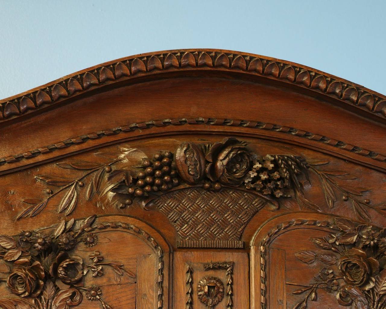 Antique French Carved Oak Armoire, circa 1800 In Excellent Condition In Round Top, TX