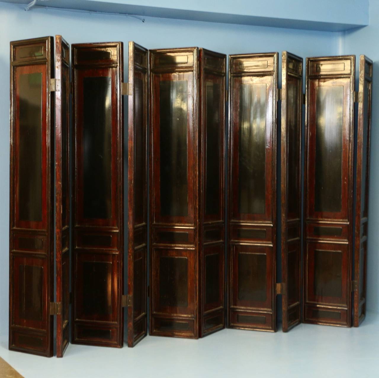 Striking Set of Antique Chinese Lacquered Ten-Panel Screens, circa 1800-1820 3