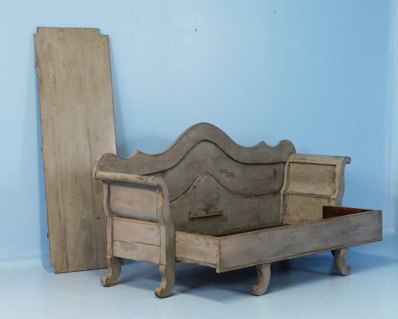 Swedish Painted Bench With Storage, Karl Johan Design Circa 1840-60 In Excellent Condition In Round Top, TX