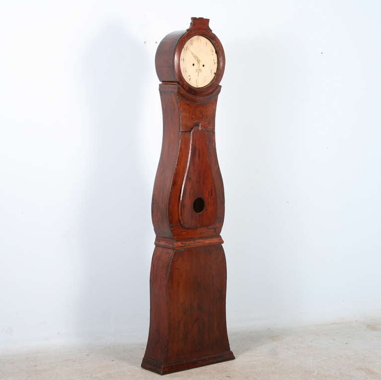 The lovely curves define this grandfather clock from the famous Mora region of Sweden. The clock case has a stained, waxed finish with the date of 1856 painted on it. Clock face and hands are original.

The original clockworks can be restored or