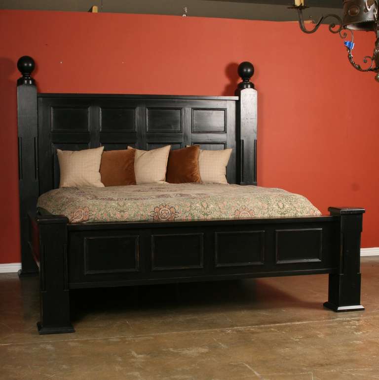 Massive Black King Size Bed In Excellent Condition In Round Top, TX