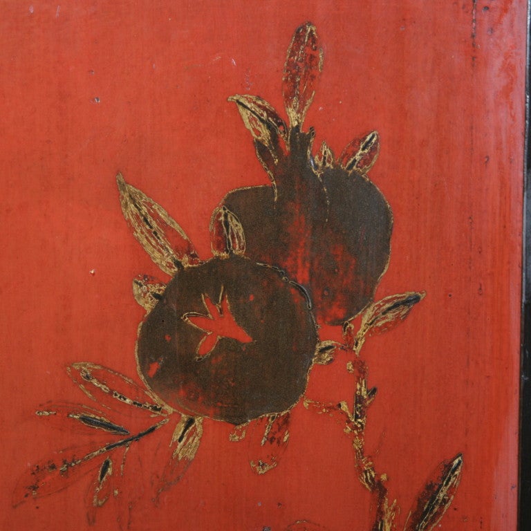 Chinesischer rot bemalter/lackierter chinesischer Schrank mit Blumen, um 1820 im Zustand „Gut“ im Angebot in Round Top, TX