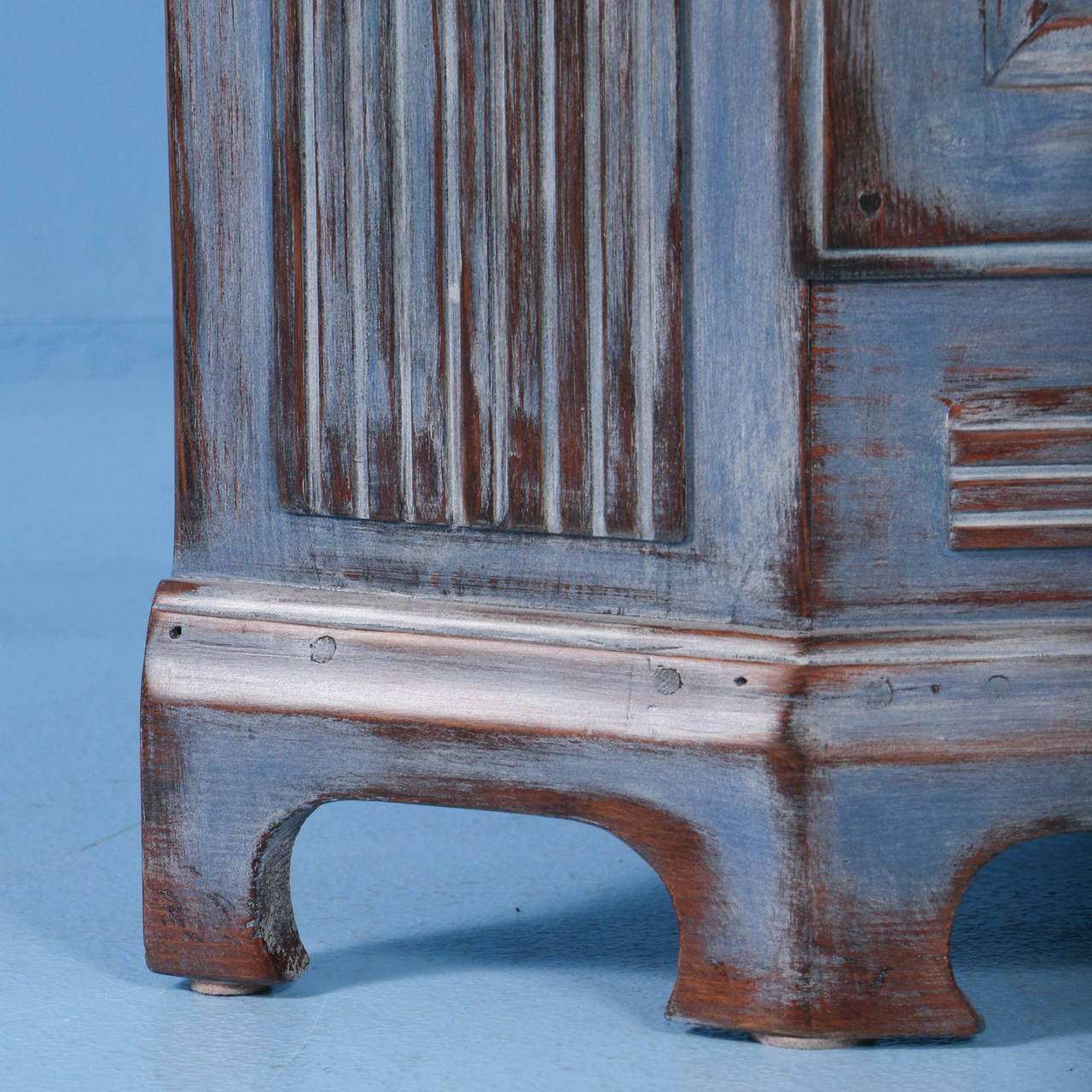 Antique Narrow Swedish Gustavian Blue Corner Cabinet, circa 1840 In Excellent Condition In Round Top, TX