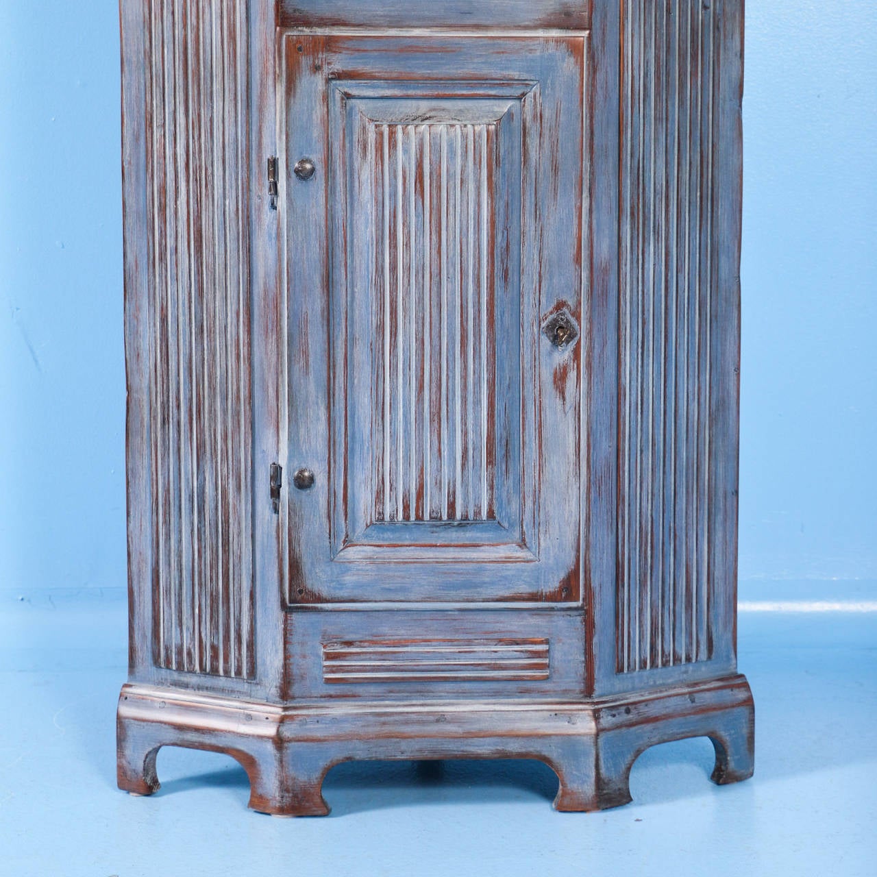 Antique Narrow Swedish Gustavian Blue Corner Cabinet, circa 1840 3