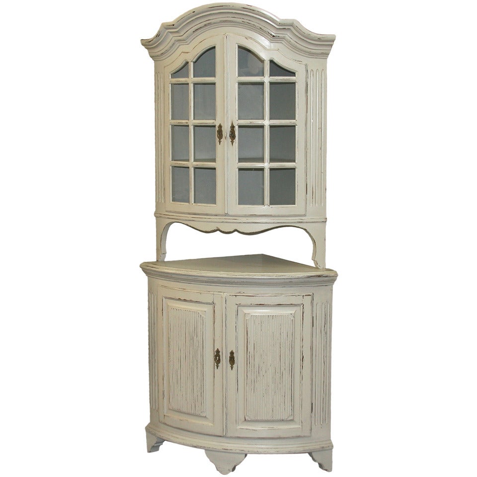 Antique Swedish White Bow Front Corner Cabinet, circa 1900
s
