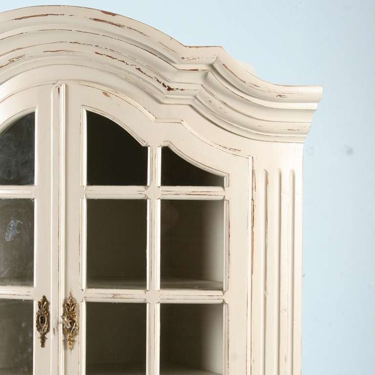 Antique Swedish White Bow Front Corner Cabinet, circa 1900's In Excellent Condition In Round Top, TX