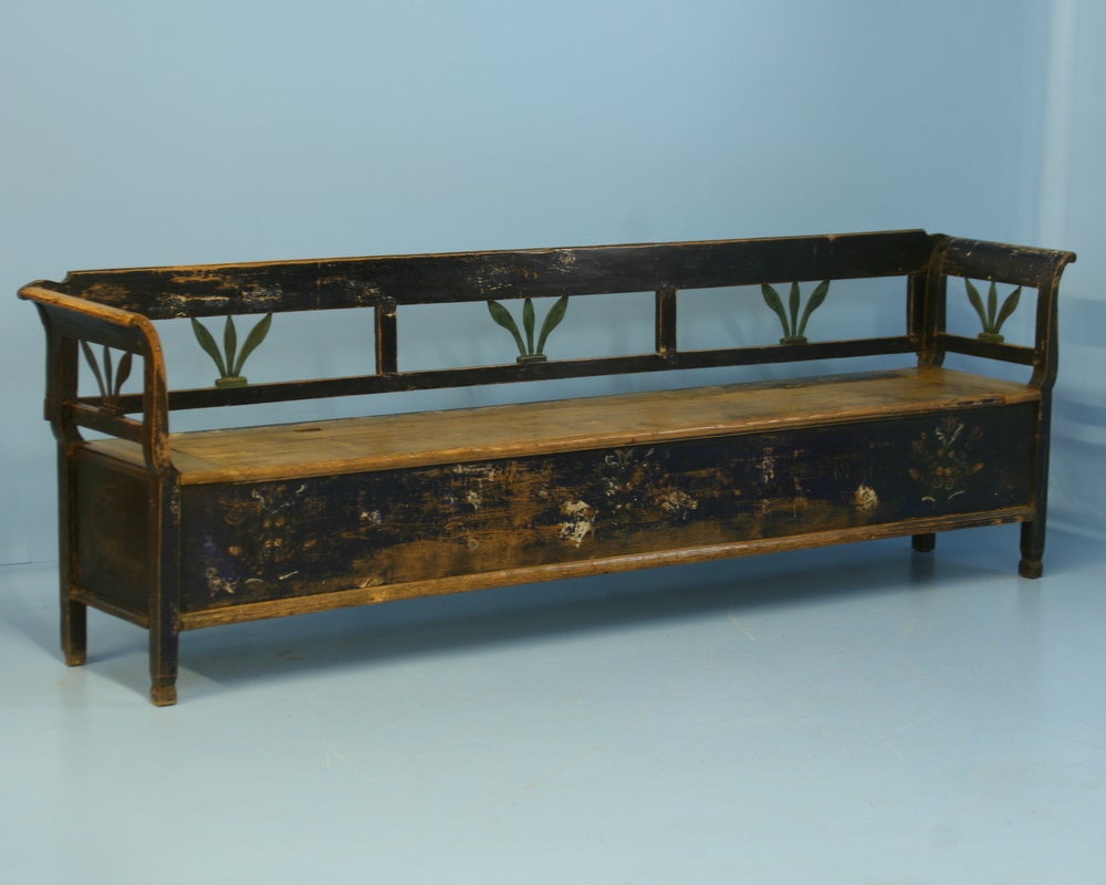 Banc antique long et original peint en bleu:: Roumanie circa 1840-60