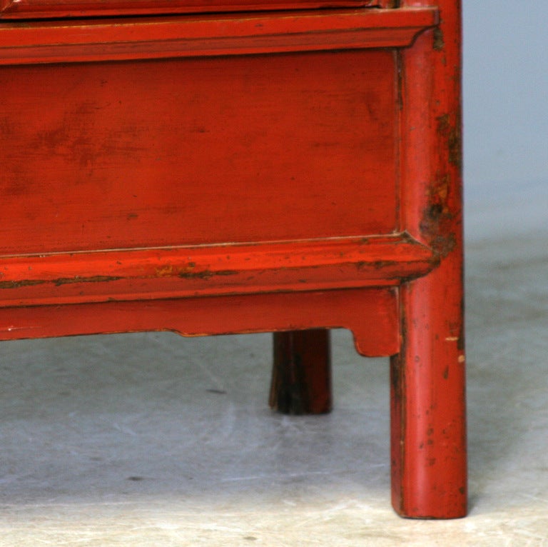 Antiker lackierter chinesischer Schrank, Originalfarbe (Holz) im Angebot