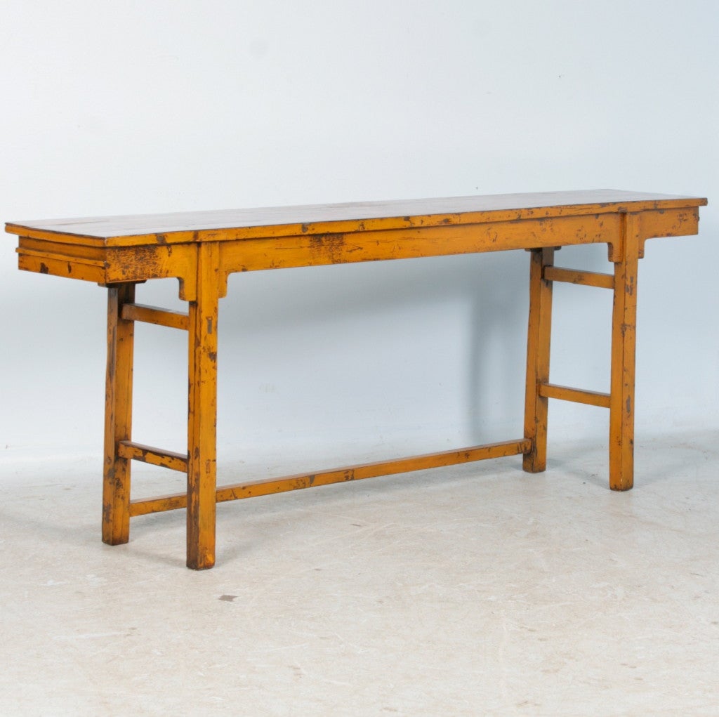 Langes, schmales, antik lackiertes Konsolen Sideboard in Gelb